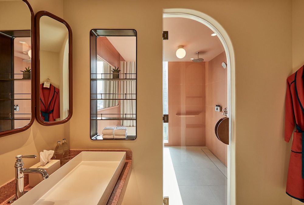 Room, 2 Double Beds, Corner thumbnail 6