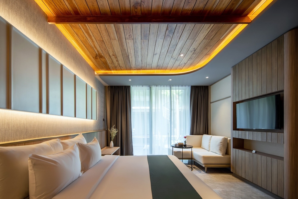 Superior Room, 1 Bedroom, Pool View - Photo 8