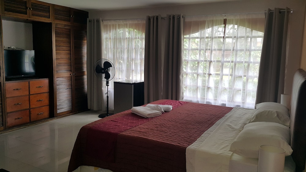 Comfort Room, 1 King Bed, Private Bathroom photo 3