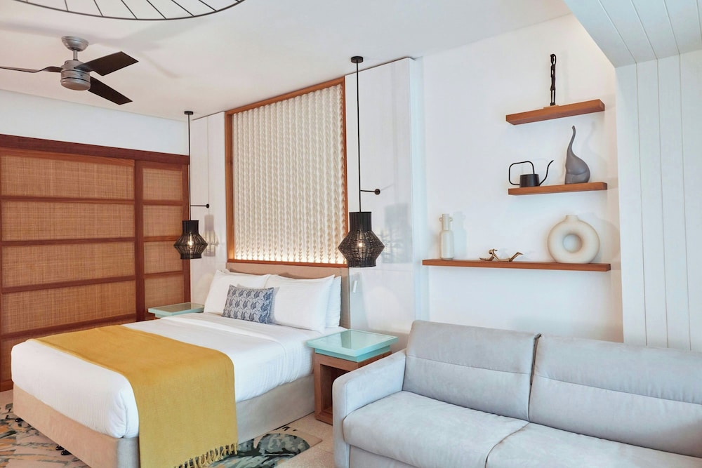 Junior Suite, 1 King Bed, Non Smoking, Mountain View (Balcony) - Photo 3