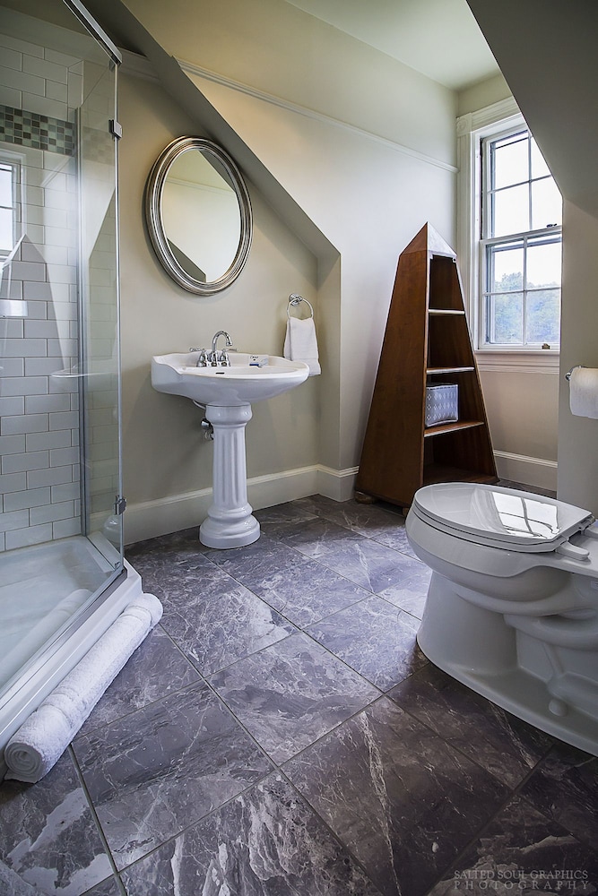 East Lake Room, 1 Full Bed, Glass Shower photo 2