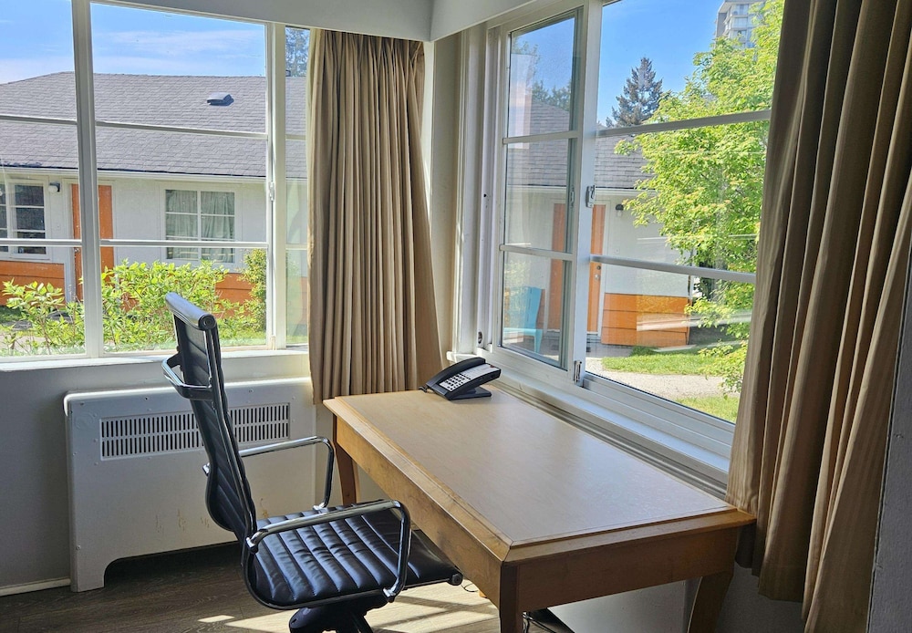 Deluxe Room, Kitchen - Photo 8