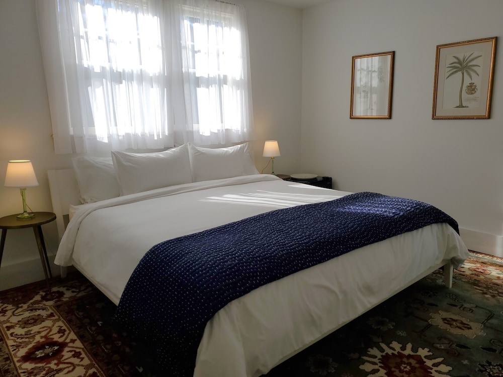 Standard Room, 1 King Bed, Private Bathroom (Room 14)