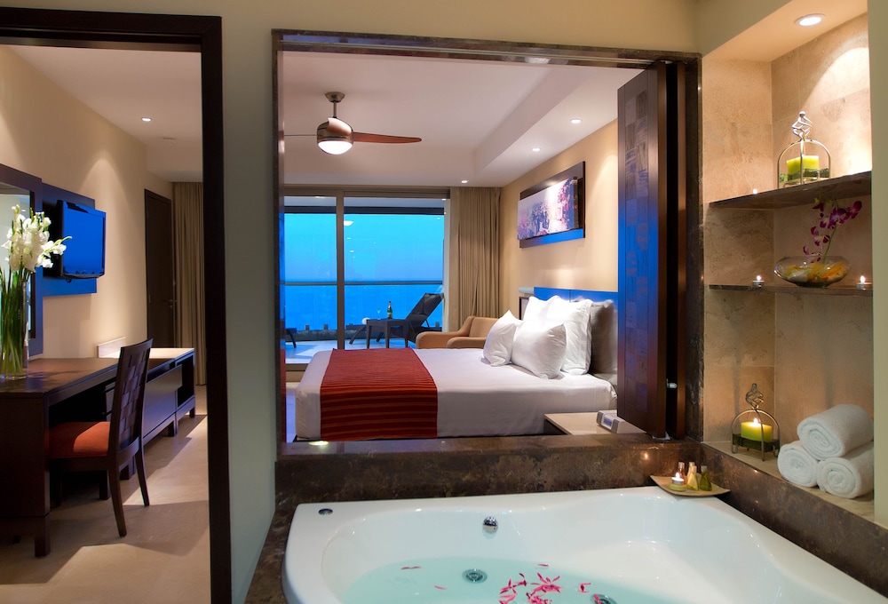 Oceanfront Suite with Hot Tub photo 2