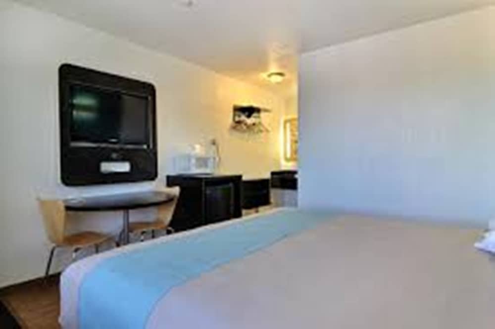 Deluxe Room, 1 King Bed, Smoking, Refrigerator & Microwave - Photo 2