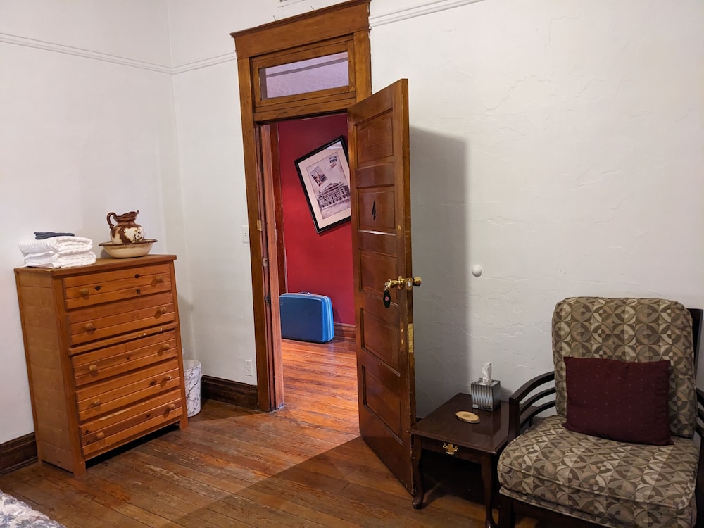 Pet-Friendly, Shared Bath, Queen photo 3