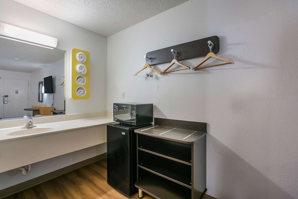 Deluxe Room, 1 Queen Bed, Accessible, Non Smoking photo 3
