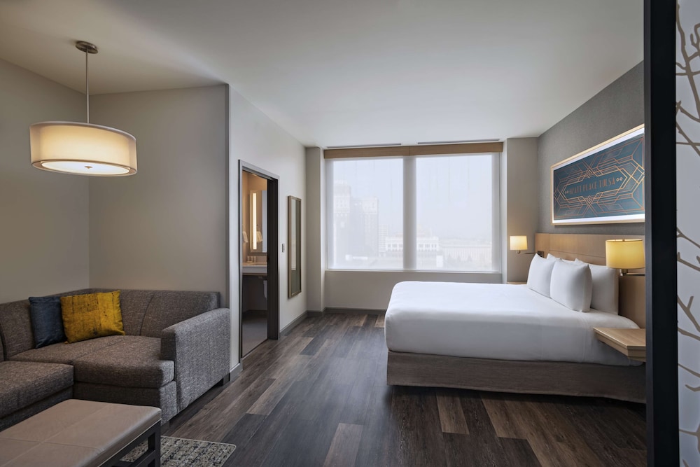 Premium Room, 1 King Bed with Sofa bed, Accessible, Bathtub photo 2