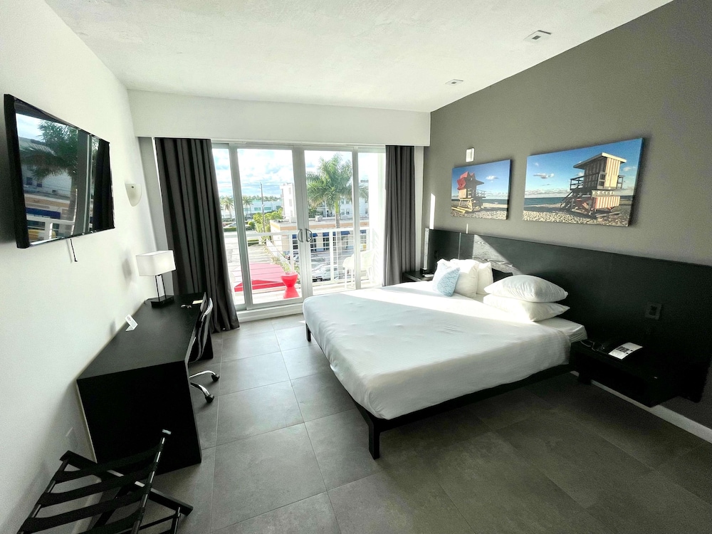 Deluxe Suite, 2 Queen Beds, Balcony, City View
