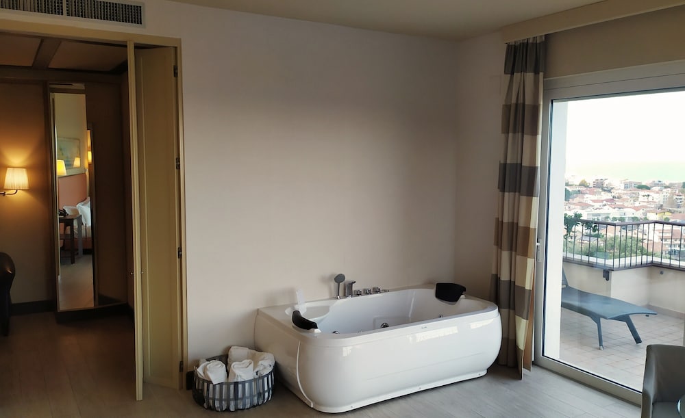 Luxury Room, Jetted Tub (Mini SPA Suite)