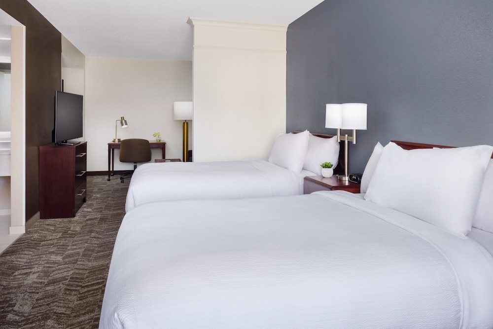 Suite, 2 Double Beds (Hearing Accessible) photo 1