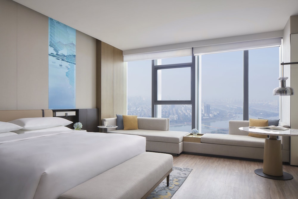 Deluxe Room, 1 King Bed, Corner - Photo 2