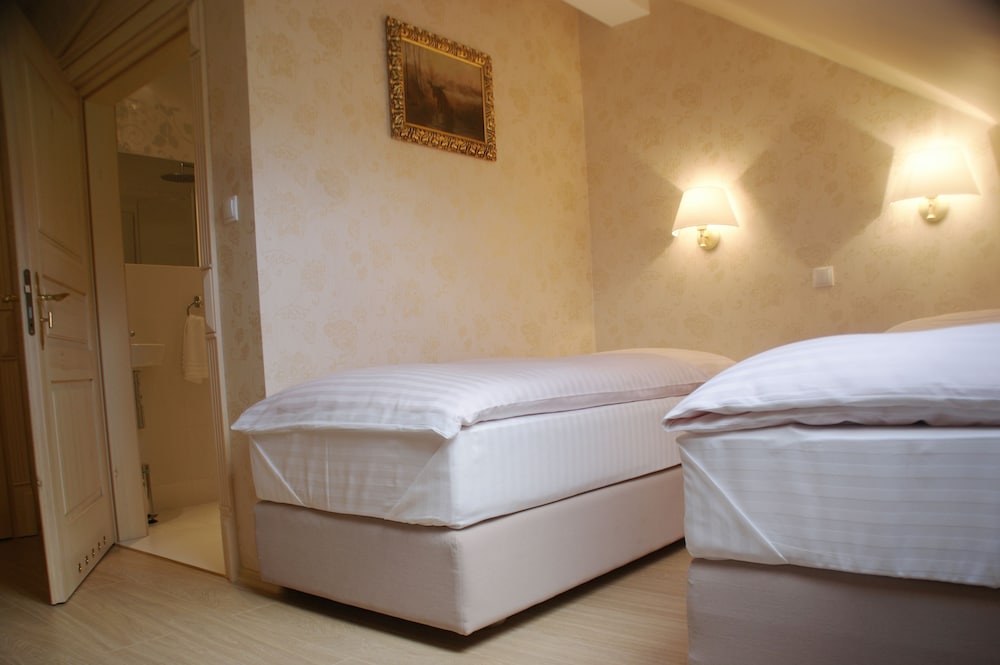Standard Double or Twin Room photo 1