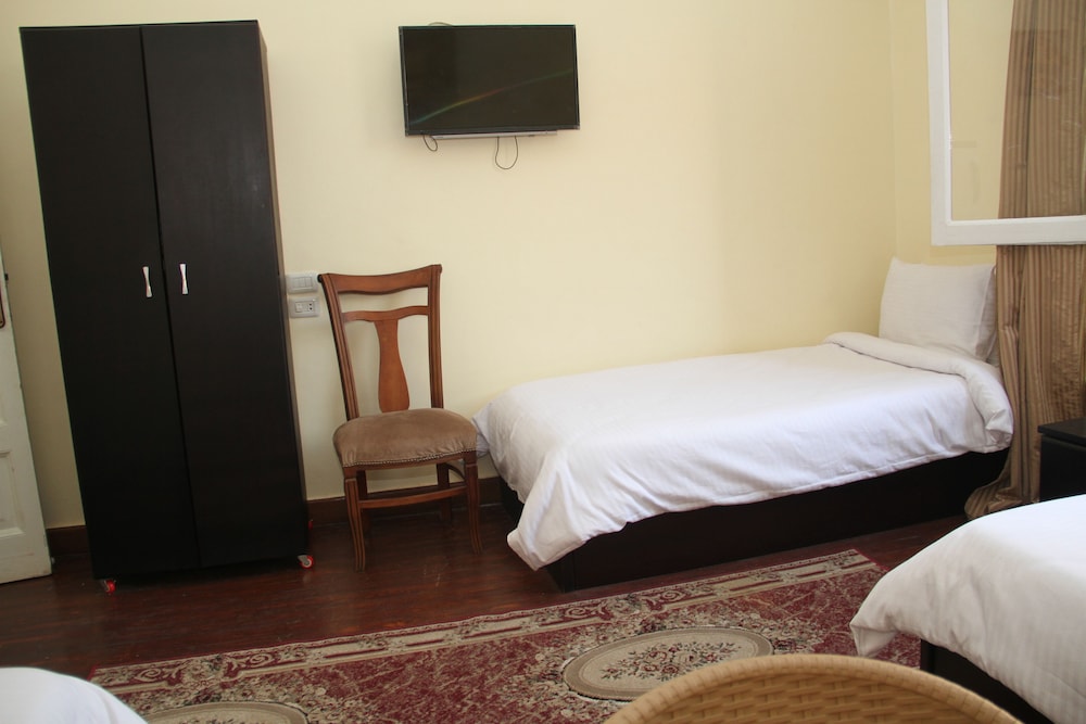 Quadruple Room, Private Bathroom - Photo 4