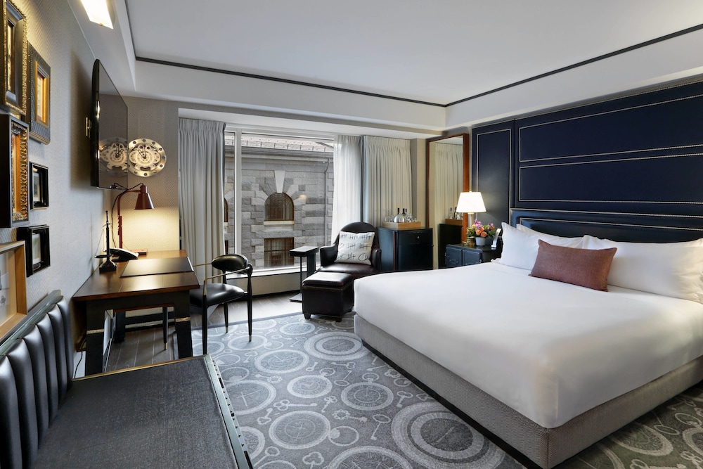 Deluxe Room, 1 King Bed, Courtyard View
