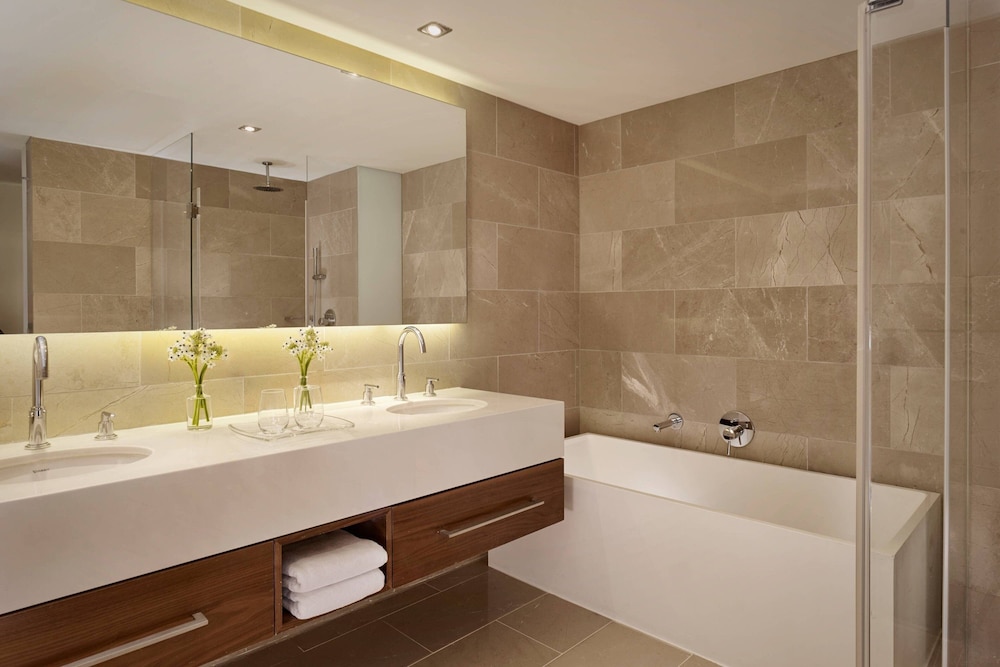 Family Suite, 1 Bedroom, 1 King Bed, Partial Sea View