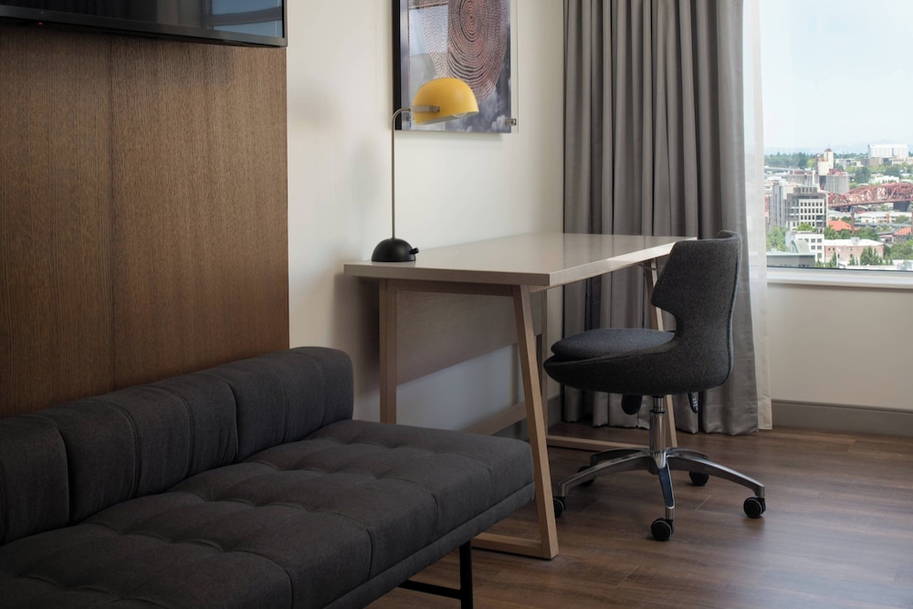 Club Room, 1 King Bed, City View - Photo 5