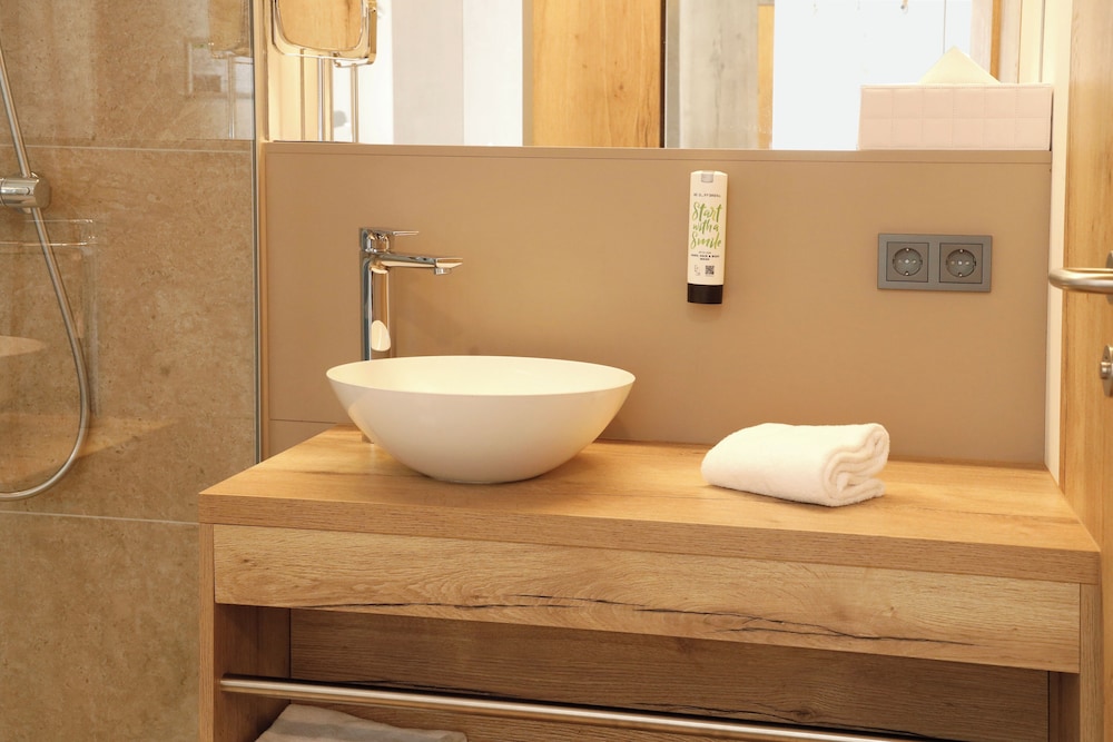 Comfort-Zimmer, 1 Einzelbett, rollstuhlgeeignete Dusche photo 3