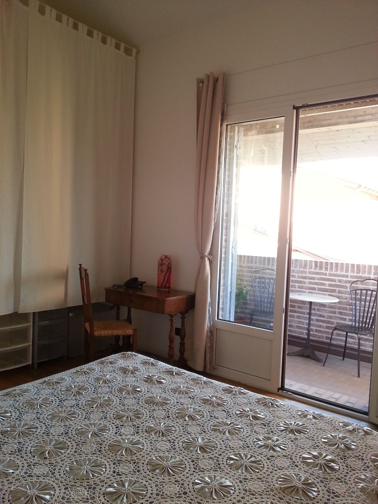 Basic Double Room, 1 Bedroom, Private Bathroom, Courtyard Area (External) photo 1