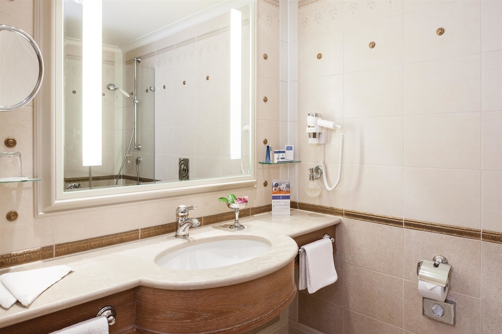 Standard Double or Twin Room thumbnail 5