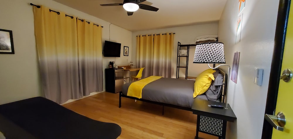 Queen plus Sofa bed photo 1