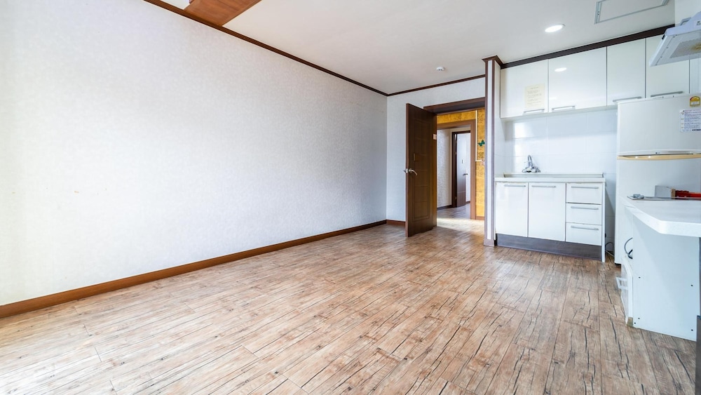 Basic Room, 1 Bedroom (203) - Photo 2