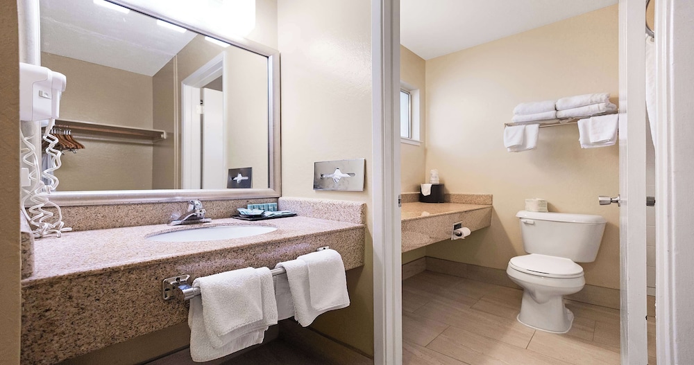 Suite, 2 Queen Beds, Non Smoking, Refrigerator & Microwave - Photo 15