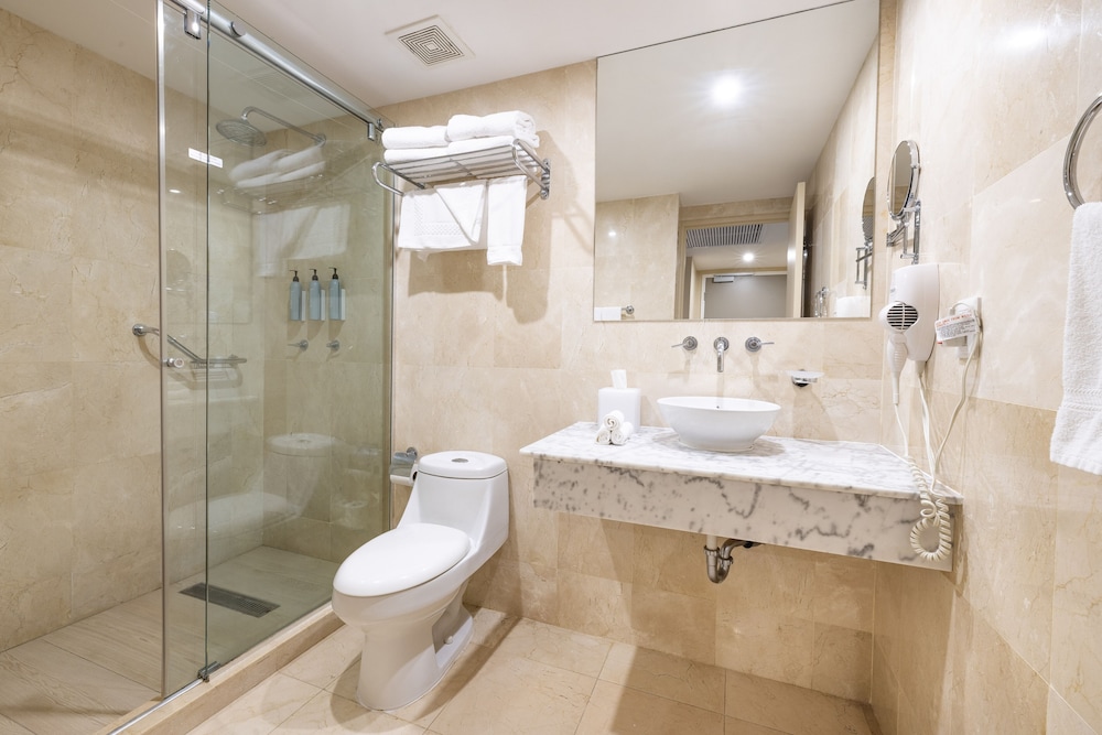 Room, 2 Queen Beds, Kitchenette, Garden View - Photo 4