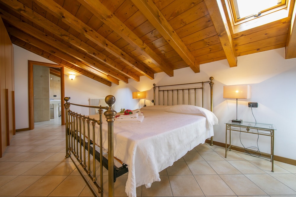 Family Villa, Multiple Bedrooms, Mountainside (Villa Louise) photo 2