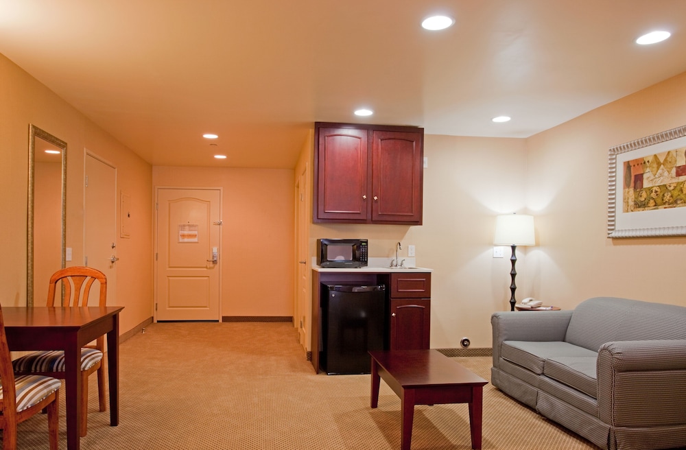Suite, 2 Queen Beds - Photo 8