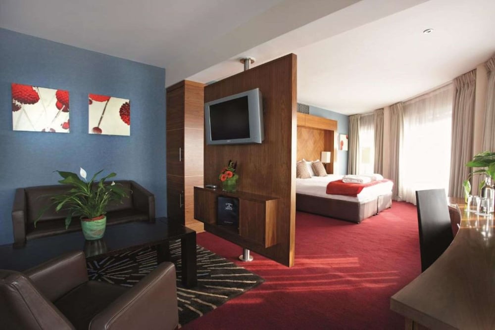 Suite, 1 King Bed, Non Smoking photo 1