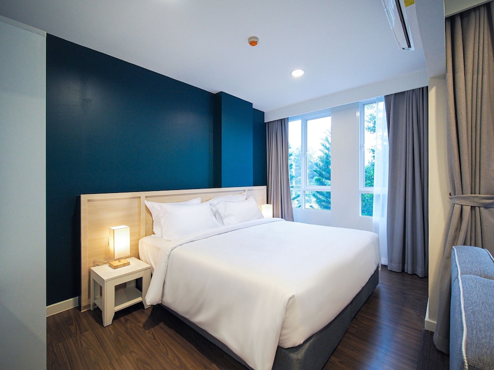 Classic King Bed - Photo 3