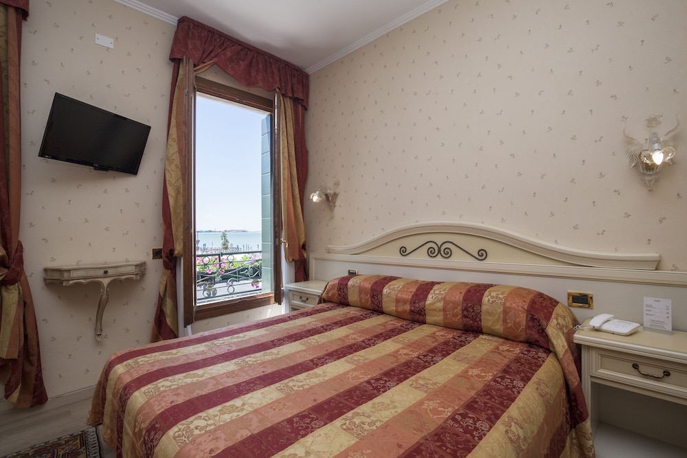 Classic Double Room, Lagoon View - Photo 1