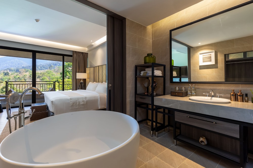 Deluxe Room, Non Smoking, Mountain View - Photo 2