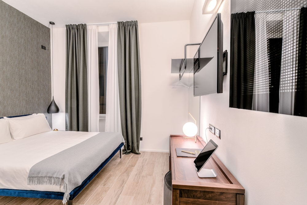 Deluxe Room, Balcony, City View photo 1