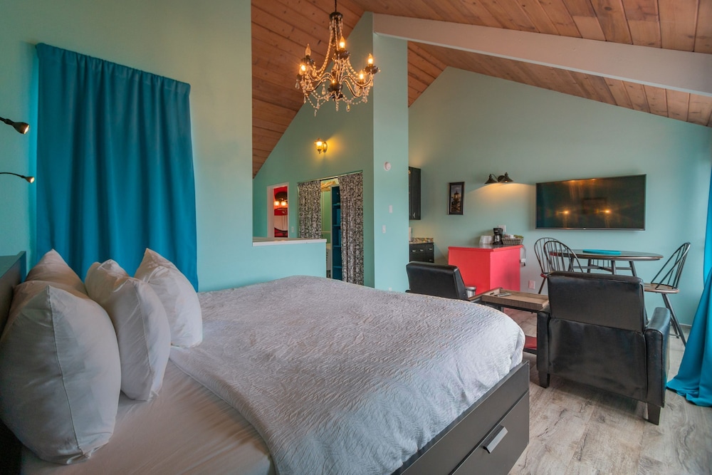 Deluxe Room, 1 King Bed, Bay View
