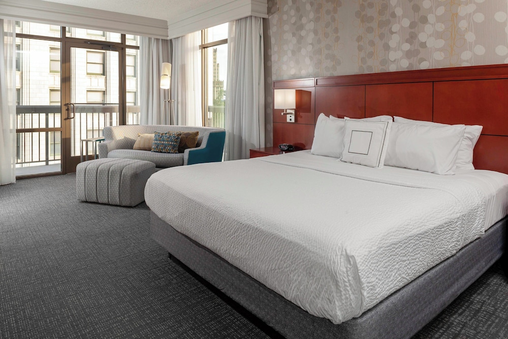 Room, 1 King Bed with Sofa bed, Balcony (Hearing Accessible)