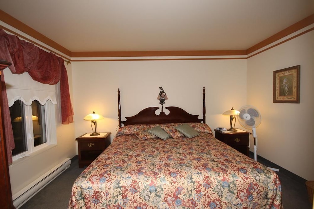 Standard Room, 1 Queen Bed, River View photo 2