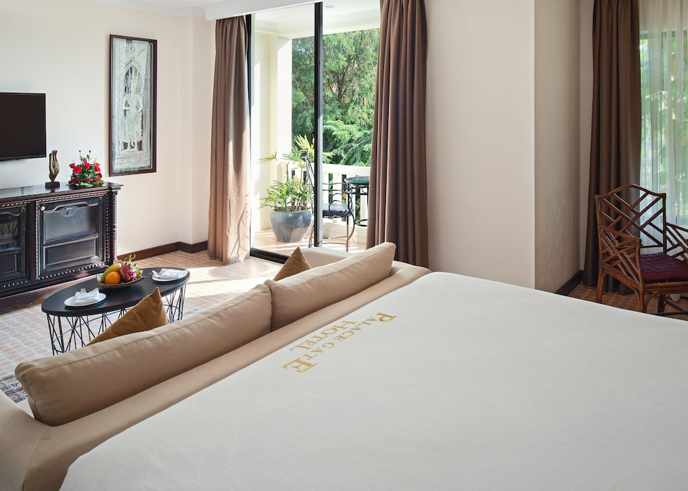Royal Suite Double with Balcony Pool View photo 3