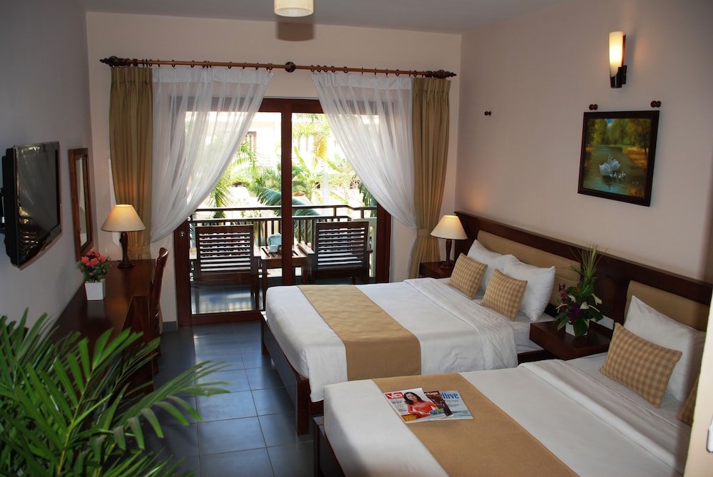 Deluxe Room, Pool View - Photo 3