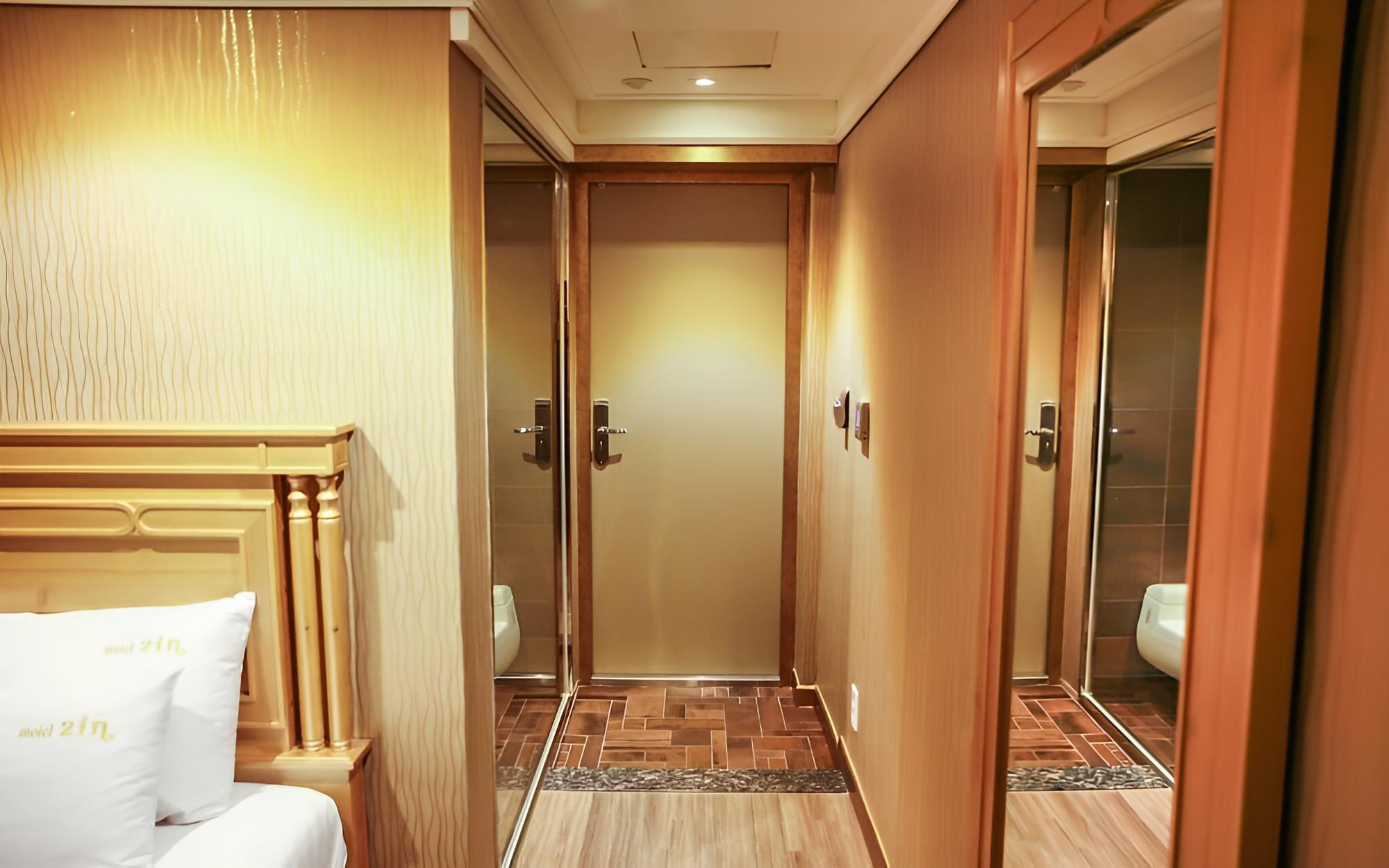 Room (Deluxe Plus Twin (Queen + Single 3 pe) - Photo 17