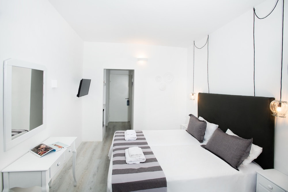 Classic Double Room, Partial Sea View - Photo 1