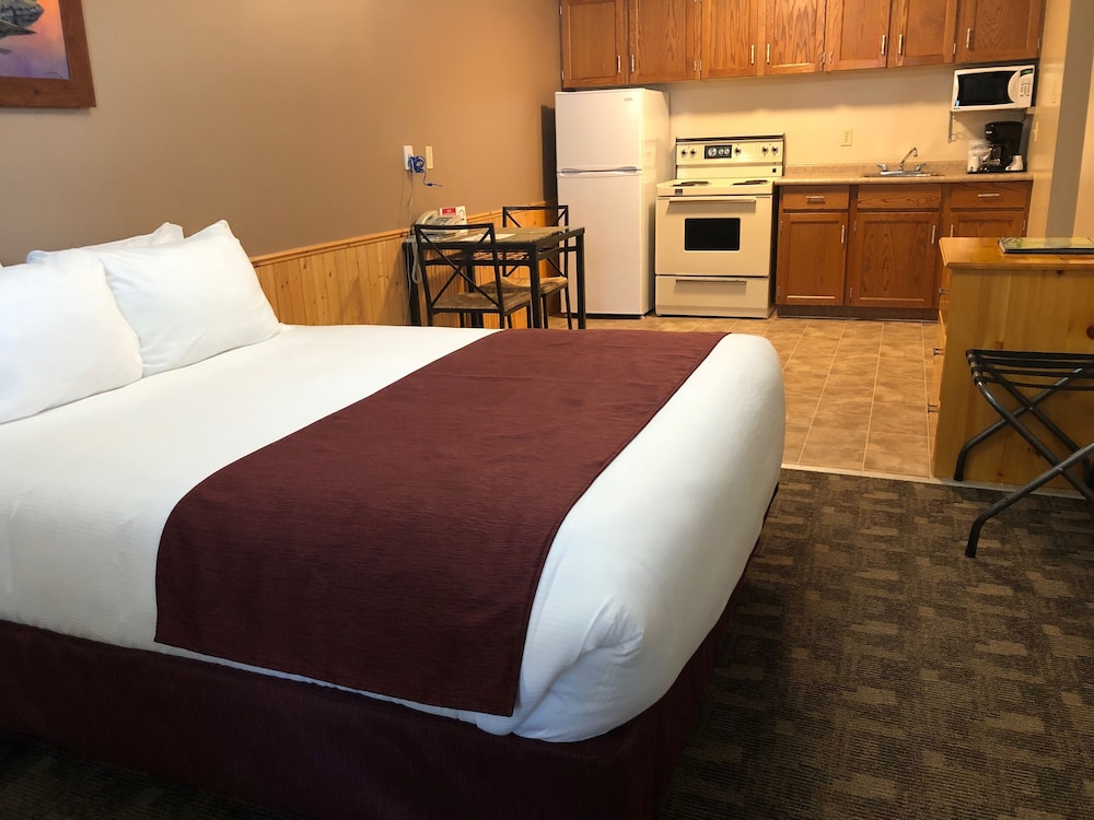 Deluxe Suite, 1 Queen Bed (Bachelor Suite) photo 3