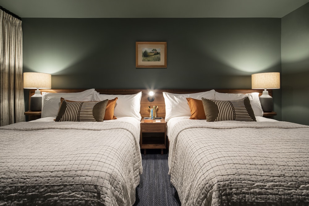 Standard Room, 2 Double Beds, Partial Lake View photo 2