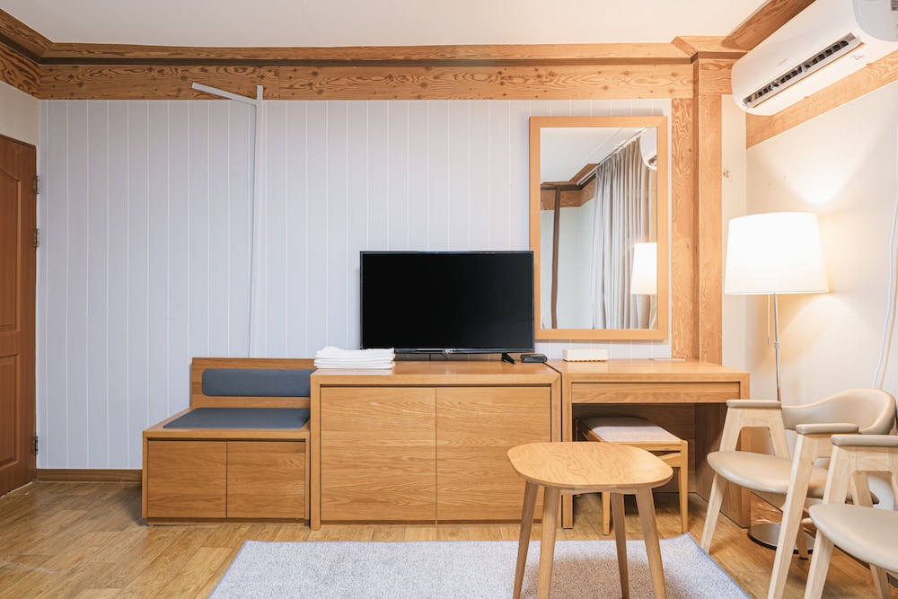 Family Twin Room - Photo 2