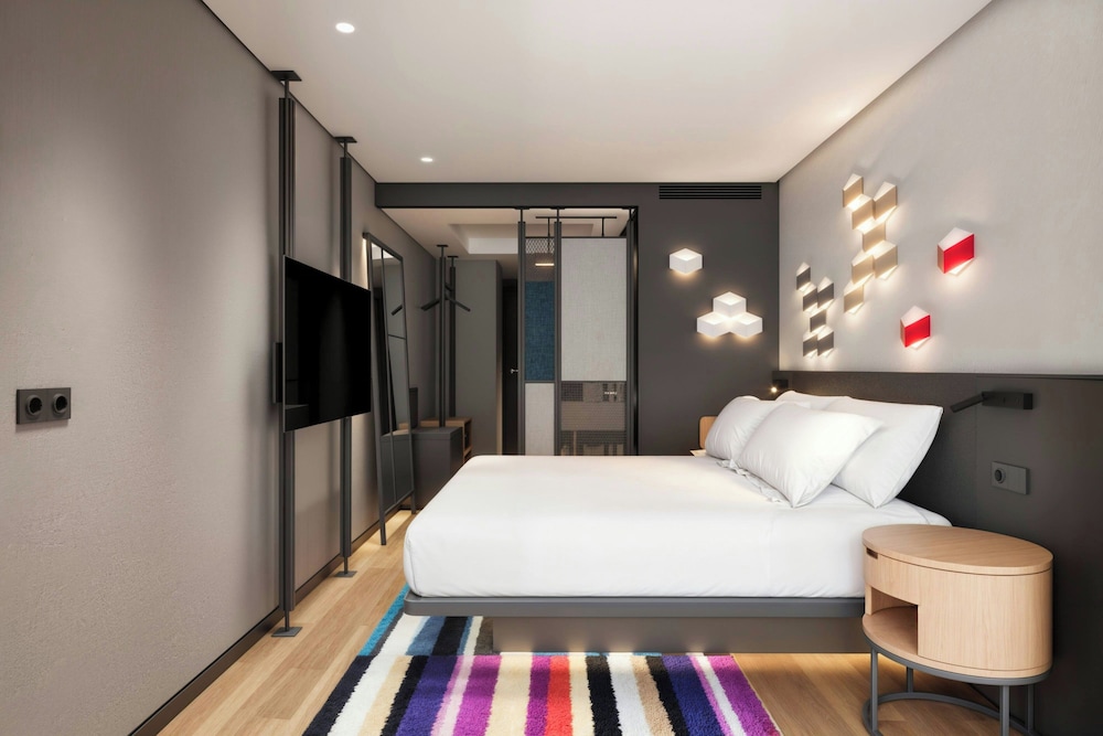 Deluxe Room, 1 King Bed photo 2