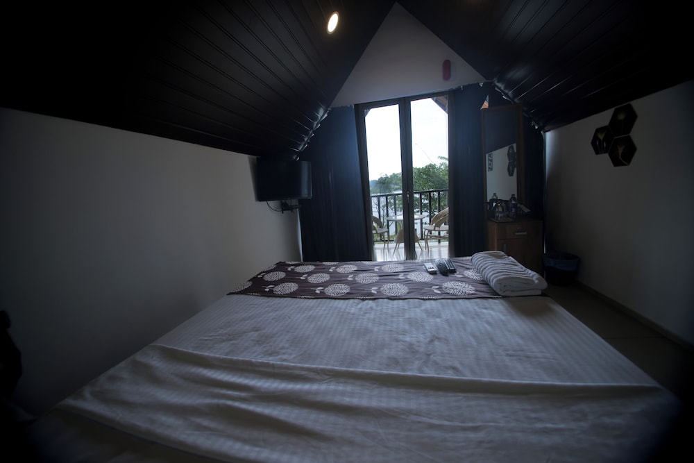 Superior Room, 1 Queen Bed, Private Bathroom, Lake View photo 2