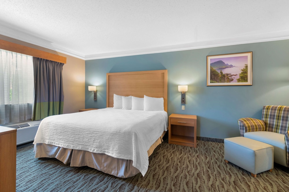 Suite, 1 King Bed, Non Smoking, Refrigerator & Microwave (Oversized Room) - Photo 4
