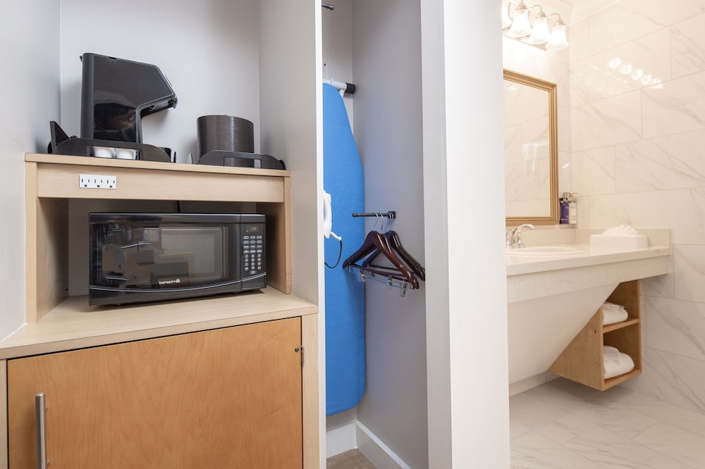 Deluxe Single Room, 1 King Bed, Accessible - Photo 8