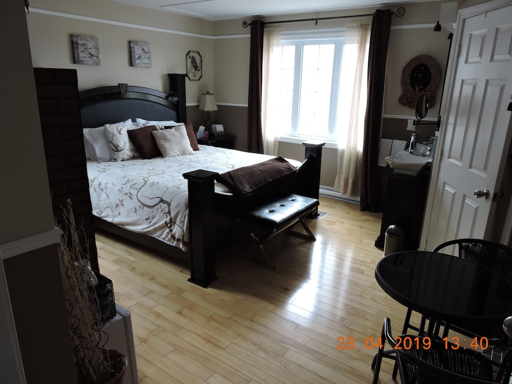 Basic Room, 1 King Bed, Fireplace, Mountain View photo 1